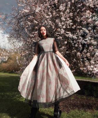 Simone Rocha - Тиффани Хсу в платье, которое во всем мире распродали за 5 минут - elle.ru