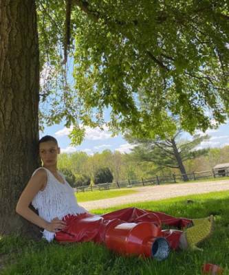 Белла Хадид - Этой весной нам всем нужны очень эффектные брюки, как у Беллы Хадид - elle.ru