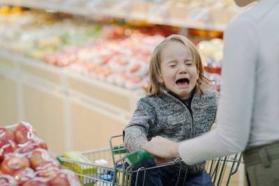 Ребенок истерит в магазине, требуя что-то купить. Как вести себя родителю? - psychologyjournal.ru
