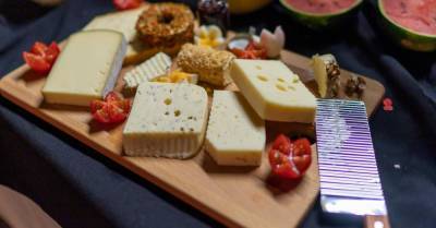 Как продлить свежесть сыра в холодильнике - wmj.ru