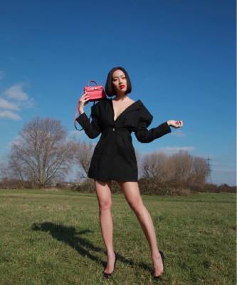 Льняное платье + розовая сумочка: образ Тиффани Хсу, который может повторить каждая - elle.ru