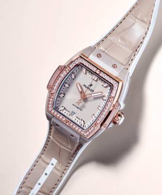 Крупным планом: перламутрово-бежевые часы Hublot с 50 бриллиантами - elle.ru
