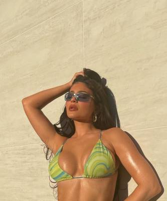 Кайли Дженнер - Солнечный удар: Кайли Дженнер в пляжном комплекте зеленого оттенка - elle.ru - Лос-Анджелес