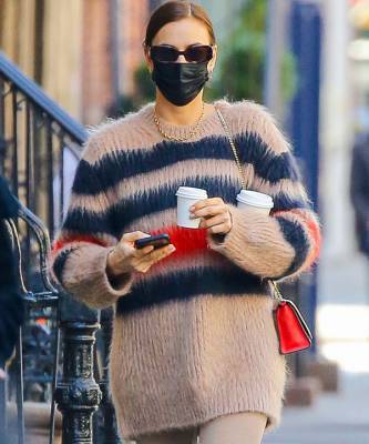 Ирина Шейк - Пушистый свитер + невидимые брюки: Ирина Шейк в Нью-Йорке - elle.ru - Нью-Йорк - Нью-Йорк