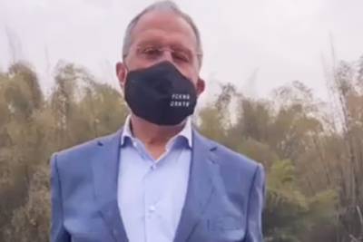 FCKNG QRNTN: Сергей Лавров выбрал маску с нецензурной надписью для поездки в Китай - spletnik.ru - Китай - Россия