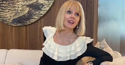 52-летняя Валерия примерила черное платье с белым воротником и экстремальным разрезом - wmj.ru