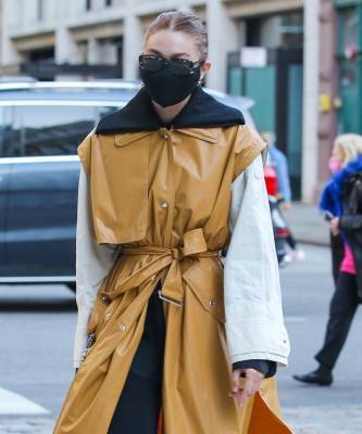 Джиджи Хадид - Кожаный, без рукавов и с накладным воротником — Джиджи Хадид показывает, как выглядит самый модный тренч этой весны - elle.ru