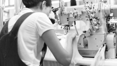 Как коронавирус повлиял на работников текстильных фабрик по всему миру - vogue.ru