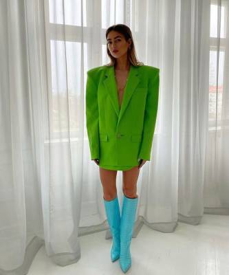 Эмили Синдлев - Для тех, кому не хватает красок: стилист Эмили Синдлев вдохновит вас на покупку неонового пиджака, даже если вы любитель классики - elle.ru - Дания