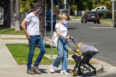 Эмма Робертс - Эван Питерс - Эмма Робертс на первой семейной прогулке с новорожденным сыном Роудсом - starslife.ru