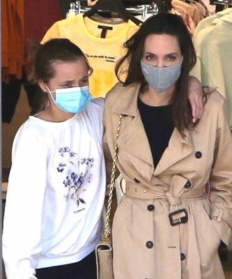Анджелина Джоли - Анджелина Джоли в идеальном тренче и с золотой сумкой в обнимку с дочерью Вивьен - elle.ru
