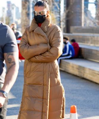 Белла Хадид - Michael Kors - Опасный момент: что носить, когда на улице слегка потеплело? Стеганое пальто как у Беллы Хадид - elle.ru - Нью-Йорк