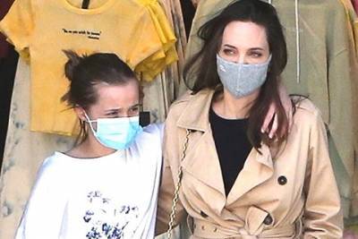 Анджелина Джоли - Брэд Питт - Brad Pitt - Angelina Jolie - Анджелина Джоли с дочерью Вивьен на шопинге в Голливуде: свежие фото - spletnik.ru