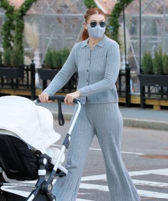 Джиджи Хадид - Самая стильная мама: Джиджи Хадид в трикотажном костюме, в котором удобно гулять с детьми - elle.ru - Нью-Йорк