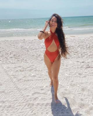 Ванесса Хадженс - Коул Такер - Ванесса Хадженс с возлюбленным Коулом Такером на пляже Мексиканского залива во Флориде - starslife.ru - штат Флорида