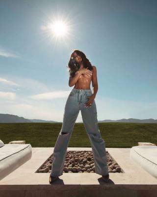 Кортни Кардашьян - Скотт Дисик - Хлоя Кардашьян - Хлоя Кардашьян одела только лишь новую модель джинсов для рекламы собственного бренда Good American - starslife.ru - Сша