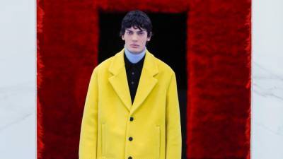 Раф Симонс - В этом году вам нужно желтое пальто. Объясняем почему - vogue.ru - Россия