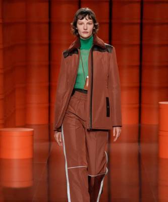 Следующей осенью в моде будет темный деним, как на показе Hermès - elle.ru - Китай - Франция - Нью-Йорк - Париж - Шанхай