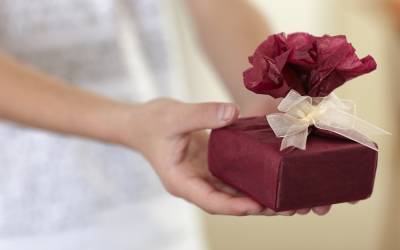 Как выбирать и дарить подарки: этика подарка - feme.ua