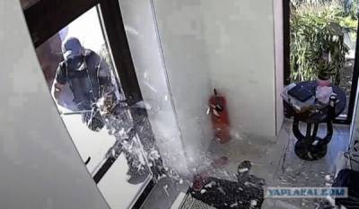 Полицейские по ошибке ворвались в дом к адвокату, избили его и украли 20 тысяч долларов - porosenka.net
