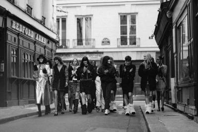 Карл Лагерфельд - Виржини Виар - Домашние истории: коллекция Chanel осень-зима 2021/22 - vogue.ua - Париж