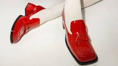 Патриция Филд - Nodaleto выпустили лоферы на трапециевидном каблуке. Туфли этого бренда вы могли видеть в сериале «Эмили в Париже» - vogue.ru - Париж