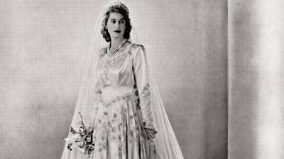 Елизавета II (Ii) - Елизавета II: как создавалось свадебное платье Елизаветы II - vogue.ru