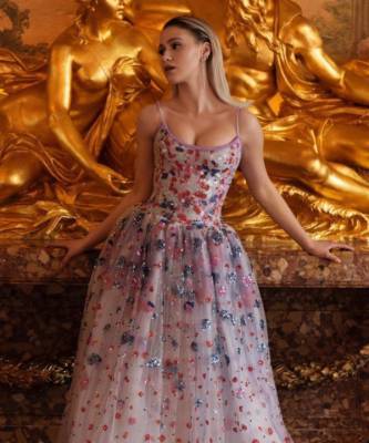 Мария Бакалова - Primavera: Мария Бакалова в цветочном платье Armani Couture на церемонии BAFTA — 2021 - elle.ru - Болгария