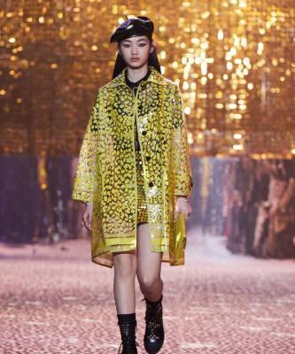 Christian Dior - Мария Грация Кьюри - Пайетки, хищные принты и прозрачные ткани: как прошел показ Dior в Шанхае - elle.ru - Шанхай
