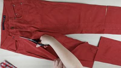 Даже красные джинсы мастерицы очень удачно переделывают - cpykami.ru