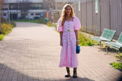 Камиль Шарьер - Streetstyle: как модницы носят резиновые сапоги этой весной - vogue.ua
