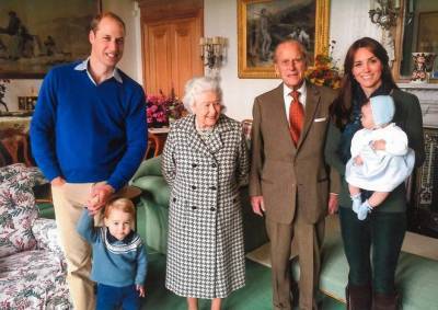 принц Филипп - Кейт Миддлтон - принц Уильям - королева Елизавета - принц Чарльз - Джордж - принц Луи - принцесса Евгения - принцесса Шарлотта - Кейт - Члены Британской Королевской семьи опубликовали архивные фото, ранее невиданные публикой - starslife.ru