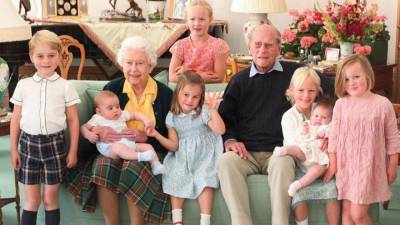 принц Филипп - Кейт Миддлтон - принц Уильям - принц Луи - принц Джордж - Питер Филлипс - принц Шарлотта - Зара Тиндалл - Королевская семья поделилась редкими фотографиями в память о принце Филиппе - vogue.ua