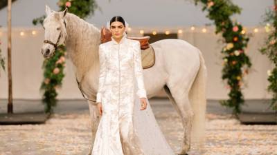 Свадебная мода 2021: как дизайнеры переосмысливают свадебную моду для постковидной эпохи - vogue.ru - Лондон