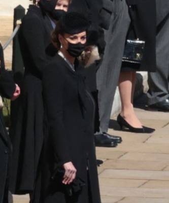 принц Филипп - Кейт Миддлтон - принц Уильям - Кейт Миддлтон в черном платье-пальто и в жемчужном колье на похоронах принца Филиппа - elle.ru - Англия