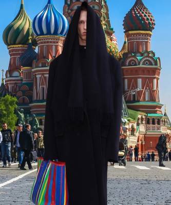 Показ Balenciaga осень 2021 на фоне фотообоев с Храмом Василия Блаженного - elle.ru