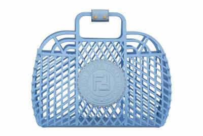 Fendi выпустили сумки-корзинки из переработанного пластика - justlady.ru