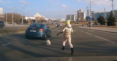 Уфф, обошлось! Девочка выбежала за собакой прямо под колеса автомобилей - porosenka.net