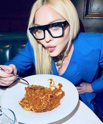 Это провокация: Мадонна в костюме-тройке Gucci на дружеском ужине. Или перформансе? - elle.ru - Berlin