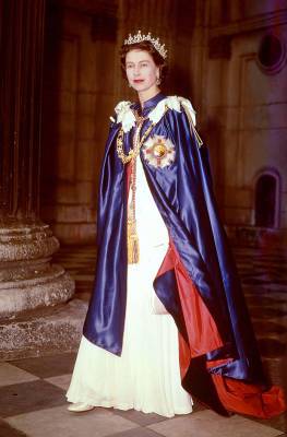 королева Елизавета II (Ii) - королева Елизавета - Её Величеству королеве Елизавете исполнилось сегодня 95 лет: посмотрите самые стильные наряды британского монарха! - starslife.ru