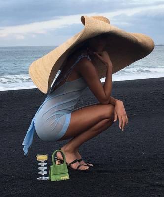 Соломенные шляпы, микросумки и сарафаны: в чем ходить на пляж этим летом - elle.ru