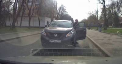 Развелось нынче неадекватов на дорогах: водитель бросил свой кроссовер посреди дороги - porosenka.net