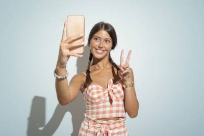 Как зарабатывать на сторис в Instagram: отвечает бл... - glamour.ru