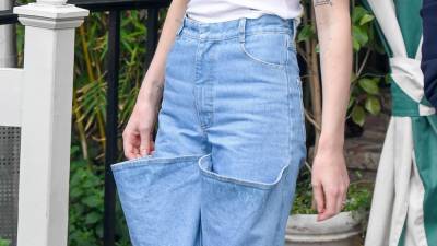 Софи Тернер - Ксения Шнайдер - Джонатан Андерсон - Модные джинсы 2021: Софи Тернер показывает, что экспериментировать с джинсами можно - vogue.ru