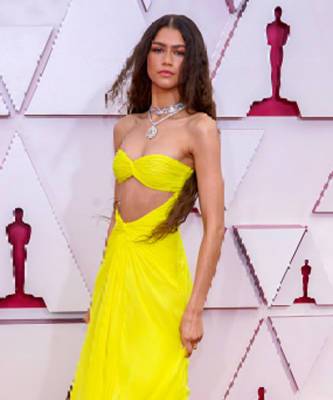 Калифорнийская принцесса: Зендая в «пляжном» желтом платье на «Оскаре-2021» - elle.ru