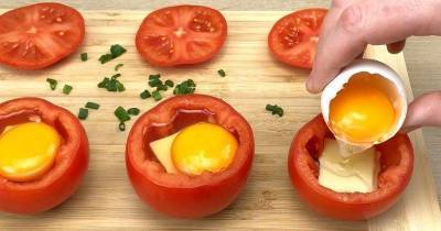 Соедините половинки помидор с яйцом и отправьте на противень. Через 20 минут наслаждайтесь результатом - lifehelper.one