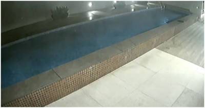 Дно пробито: момент обрушения бассейна на парковку попал на видео - porosenka.net