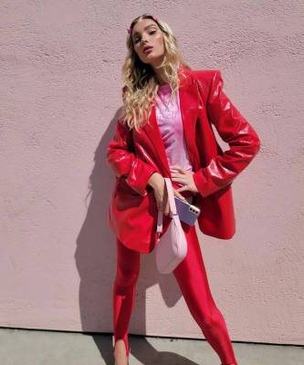Эльза Хоск - Красный кожаный пиджак — однозначно хит сезона! Эльза Хоск показывает, с чем его носить - elle.ru