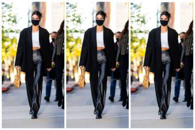 Образ дня: Кендалл Дженнер гуляет по Нью-Йорку в ов... - glamour.ru - Нью-Йорк