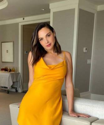 Гал Гадот - Ярон Версано - Оранжевое настроение: беременная Галь Гадот в платье Monse - elle.ru - Израиль